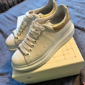 Alexander McQueen
Women's Metallic Gold